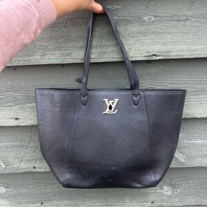 Black shoulder purse
